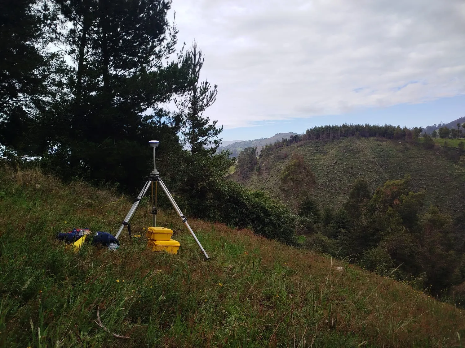 Topografía de precisión y geodesia aplicada con receptores GNSS y estaciones totales en obra de infraestructura